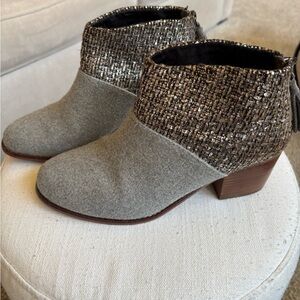 Womens Toms Leila Gray Metallic Felt Zip Block
Heel Ankle Boots Booties